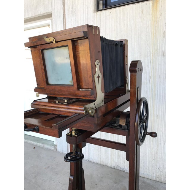 19th Century Old Study Camera in Oak Wood With Height Adjustable and Brake For Sale In Miami - Image 6 of 13