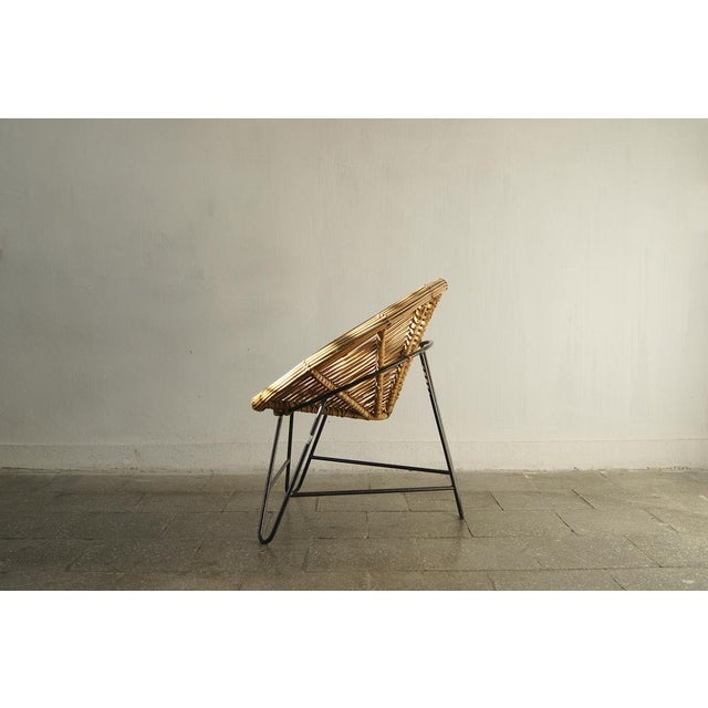 This armchair combines the natural beauty of rattan with the elegance of a minimalist metal structure. It clearly...