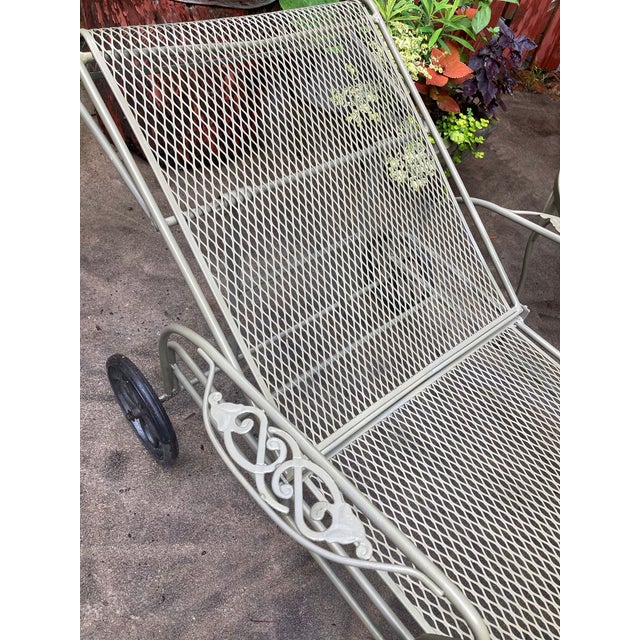 1980s Russell Woodard Iron Chaise Lounge Chairs and Petite Side Table, 3 Pieces - Restored, Attributed For Sale - Image 5 of 11