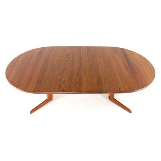 A beautiful round vintage table with a Danish-inspired design and a 2-stage extension mechanism—that’s the “Stenum” model....