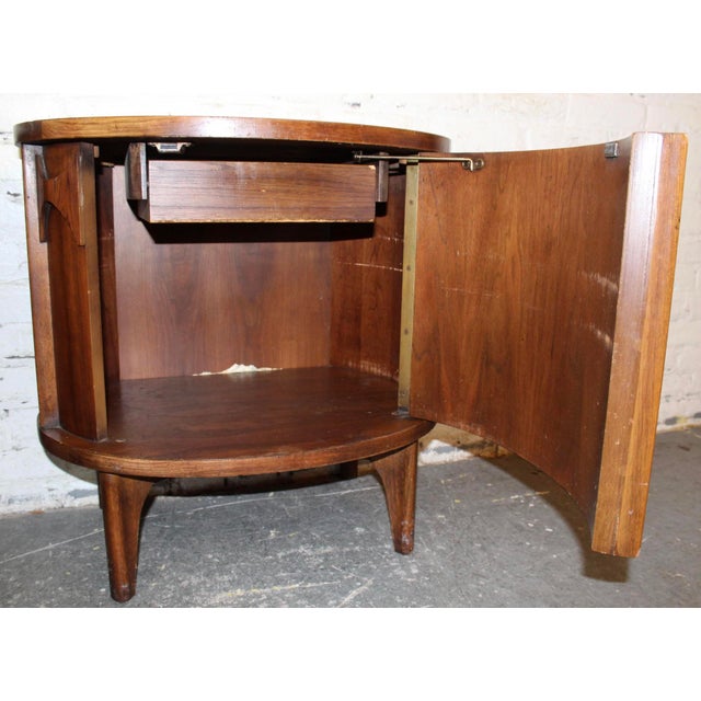 Brown Mid 20th Century Pair of Kent-Coffey 'Perspecta' Night Stands For Sale - Image 8 of 12