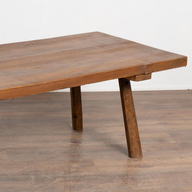 Early 20th-Century Hungarian Walnut Coffee Table With Peg Legs For Sale - Image 9 of 10