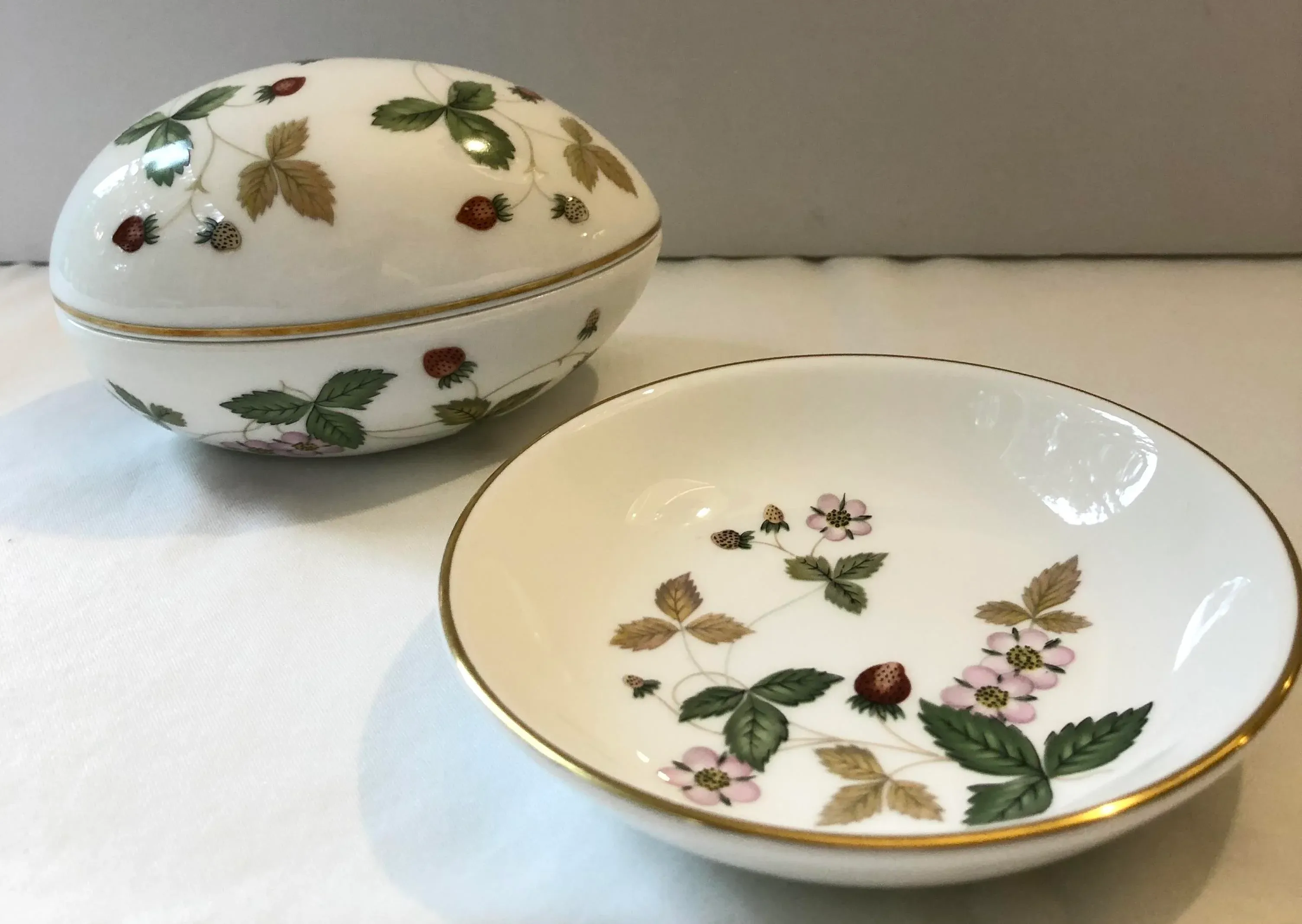 1980s Vintage English Wedgwood “Wild Strawberry” Lidded Egg Box