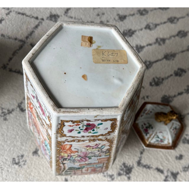 Late 18th Century Qing Dynasty Export Famille Rose Mandarin Hexagonal Floor Vase Featuring Scenes of Courtly Life and Gold Gilt Foo Dog Lid For Sale - Image 11 of 12