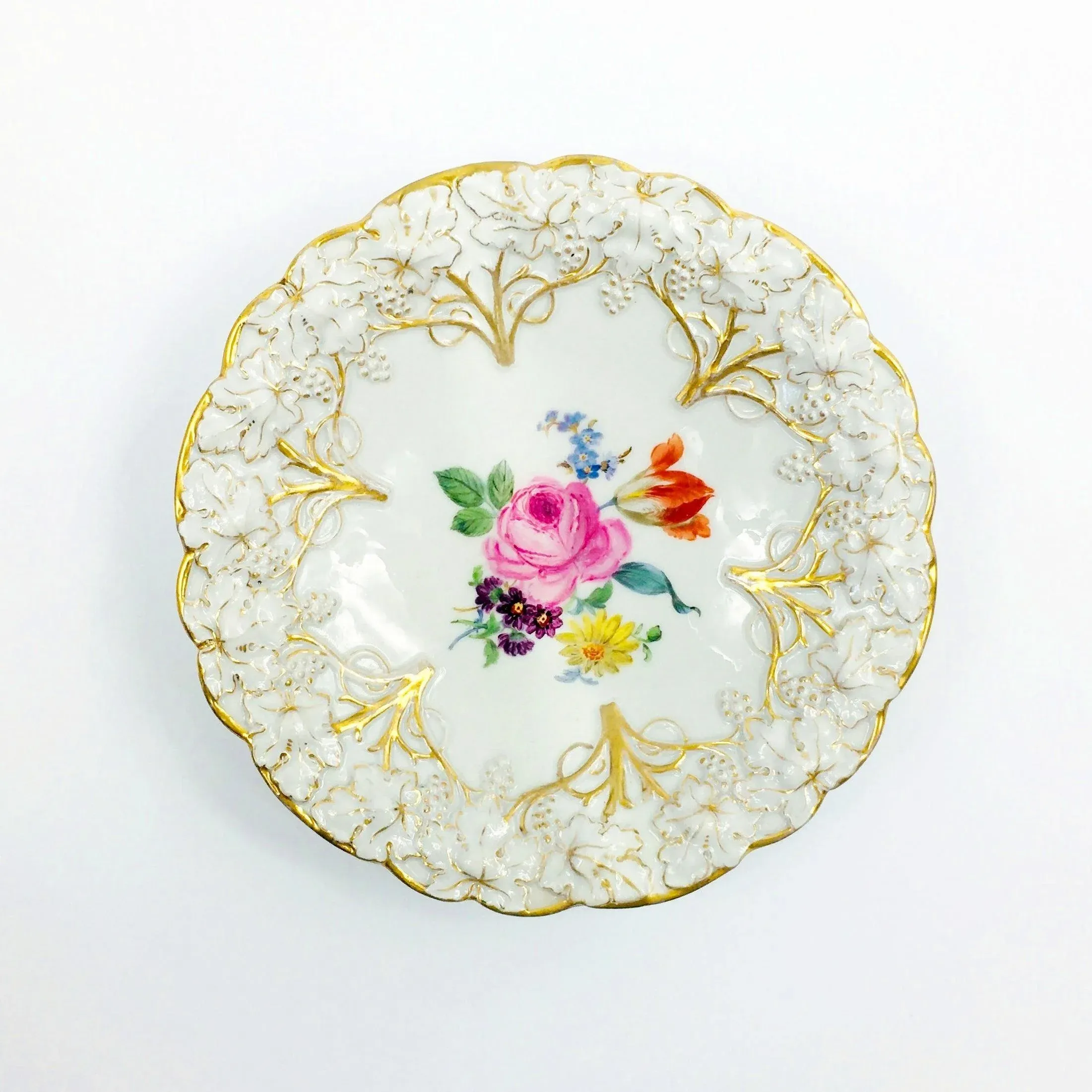 g*e様 Meissenホワイトレリーフ25. 5㎝プレート Meissen Porcelain Plate, Germany, 1924-1934 | Chairish