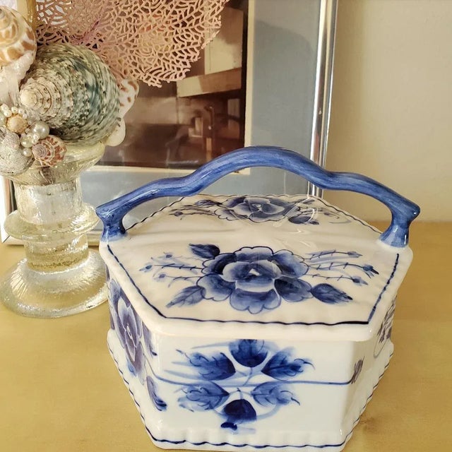 Asian Vintage 1970s Blue and White Lidded Box For Sale - Image 3 of 5