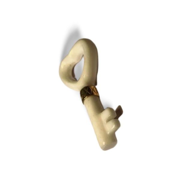 Mid 20th Century 14k Yellow Gold White Agate Key Pendant Slide Necklace Modern Estate For Sale - Image 4 of 4