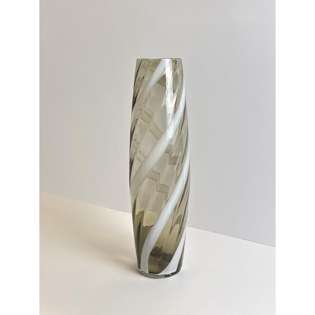 Gold Mid-Century Modern Empoli Floor Vase in Smoked and White Striped Glass, Italy, 1960s For Sale - Image 8 of 11