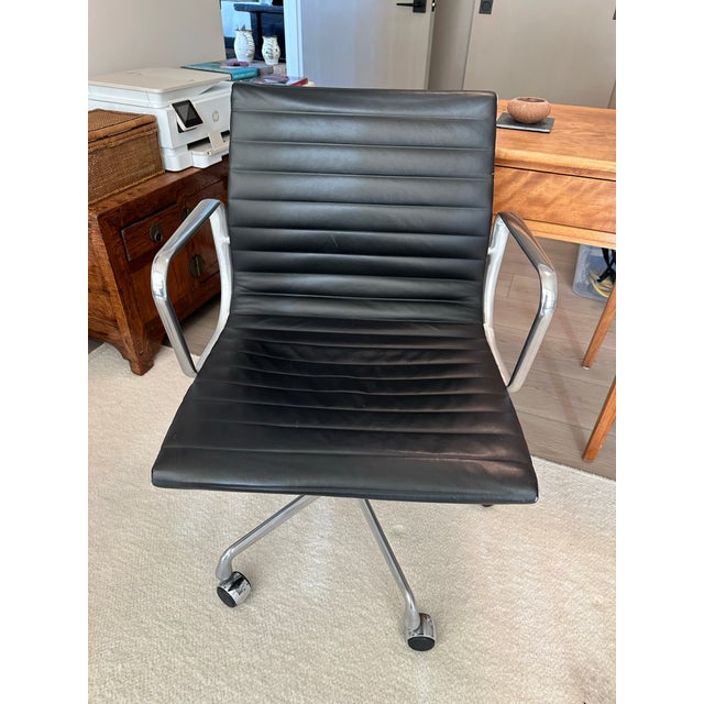 2000 - 2009 Mid-Century Modern Eames Aluminum Group Management Chair by Herman Miller For Sale - Image 5 of 6