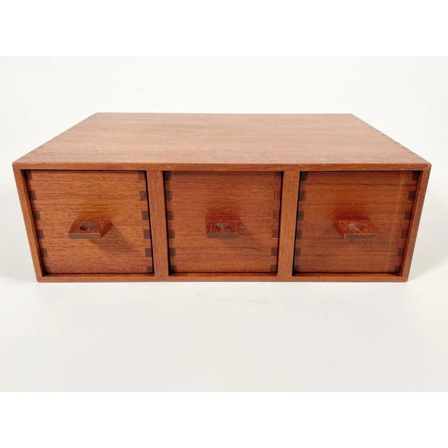 Small Wall Mounted Chest of Drawers by Östen Kristiansson for Luxus, 1960s For Sale - Image 9 of 9