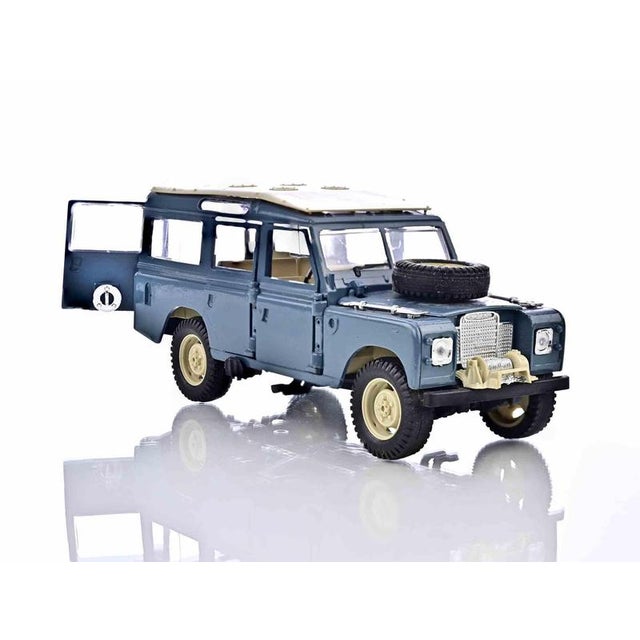 Land rover series iii station wagon – 1:24/1:25 scale die-cast model (bburago) a classic representation of the iconic...