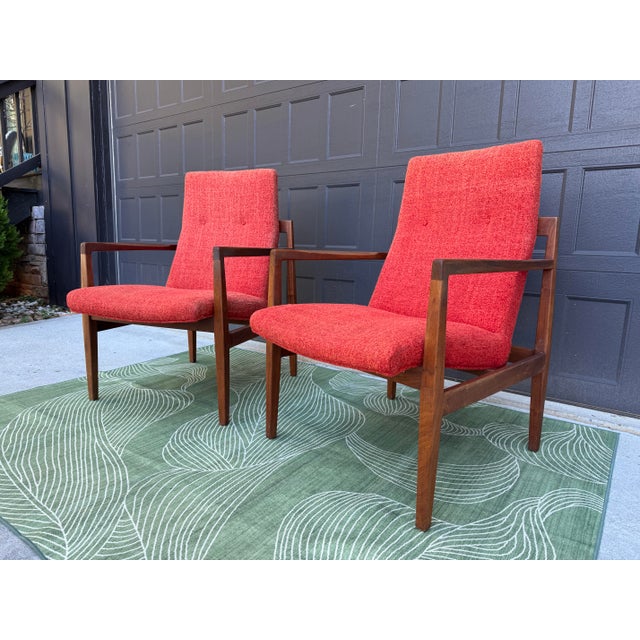 Beautiful pair of vintage mid-century modern lounge chairs in the manner of Danish-American designer Jens Risom. Featuring...