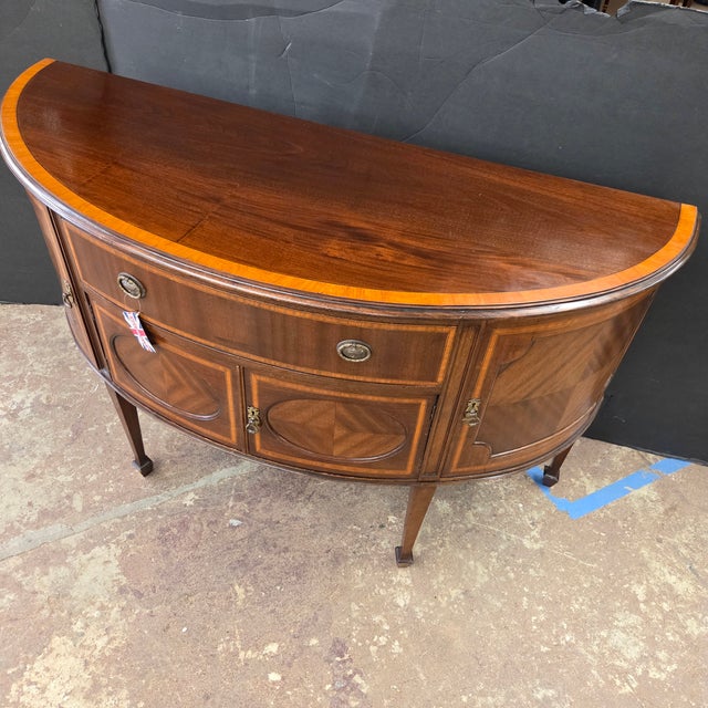 Early 20th Century Bowfront Mahogany Satin Banded Sheraton Style Sideboard For Sale In Atlanta - Image 6 of 17