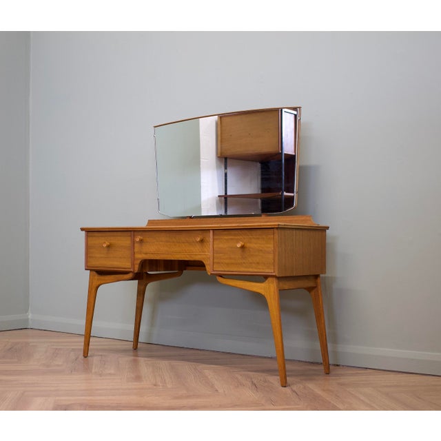 Mid-Century Modern Dressing Table in Walnut by Alfred Cox for Heals, 1950s For Sale - Image 3 of 8