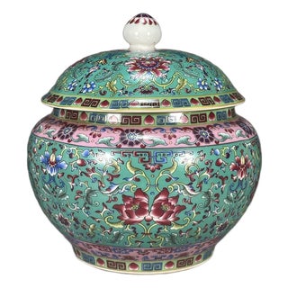 Chinoiserie Famille Rose Enamel Lidded Porcelain Ginger Jar, Turquoise‑Ground Intertwining Floral Motif Storage Vessel **** For Sale