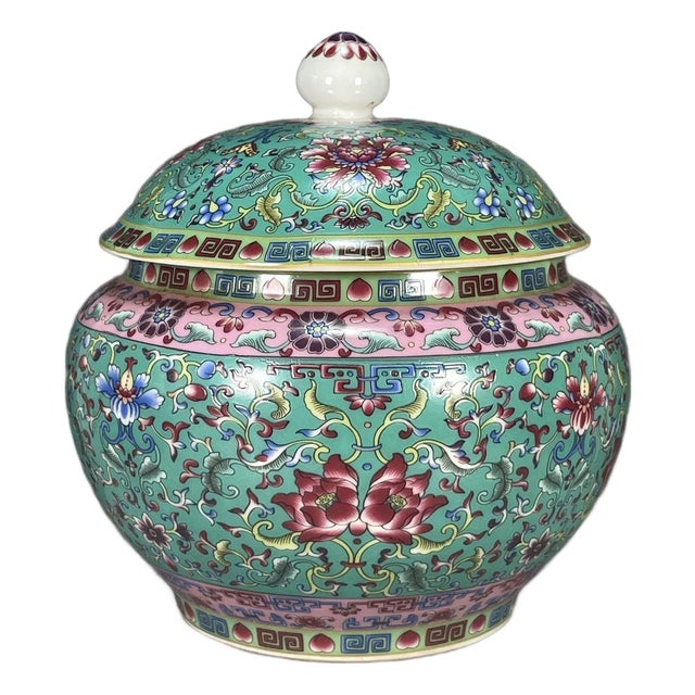 Chinoiserie Famille Rose Enamel Lidded Porcelain Ginger Jar, Turquoise‑Ground Intertwining Floral Motif Storage Vessel **** For Sale
