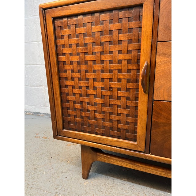 Lane "Perception" Mid-Century Modern Credenza For Sale - Image 9 of 17