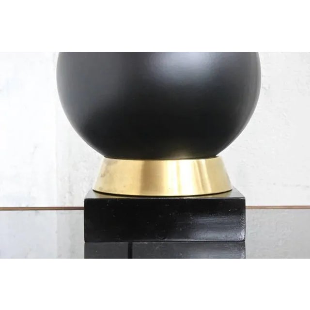 American Mid-Century Black Ceramic Table Lamp With Brass and Wood Base, 1960s For Sale In New York - Image 6 of 10