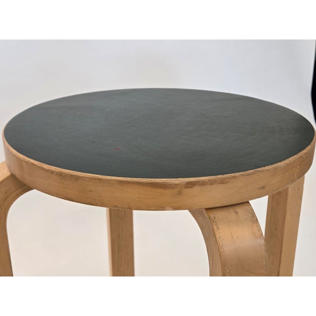Forest Green E60 Stools in Green Linoleum by Alvar Aalto for Artek, Finland, 1960s, Set of 2 For Sale - Image 8 of 15