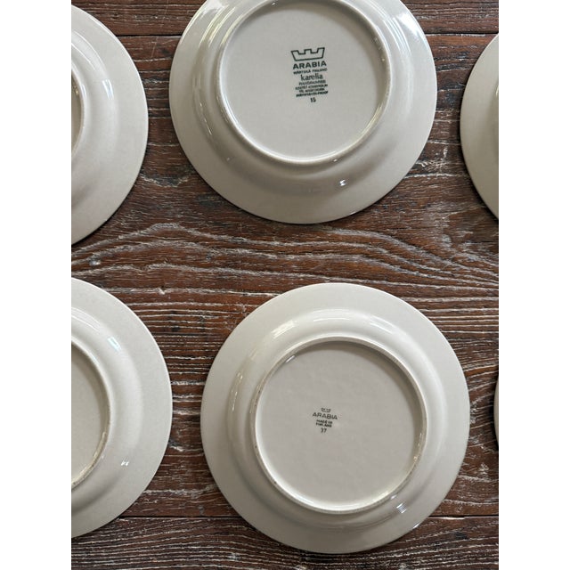 1960s 1960s Arabia Finland Karelia 7.75 Inch Stoneware Plates Brown Rim Vintage Dinnerware - Set of 8 For Sale - Image 5 of 9