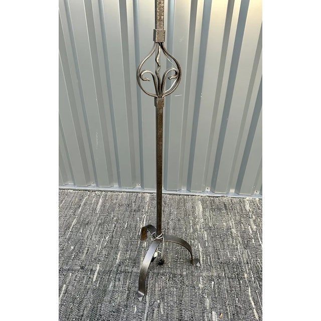Superb floor lamp, creation of the Ateliers de MAROLLES, in hammered wrought iron, brutalist and modernist. Electrical...