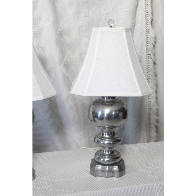 Silver Pair of 1950s Regency Table Lamps in Pewter With White Lampshades For Sale - Image 8 of 10