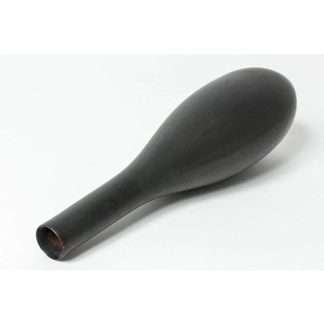 Cool stoneware vase by Carl-Harry Stålhane in a strict form. Dense black hare’s fur glaze. This piece has an attribution...