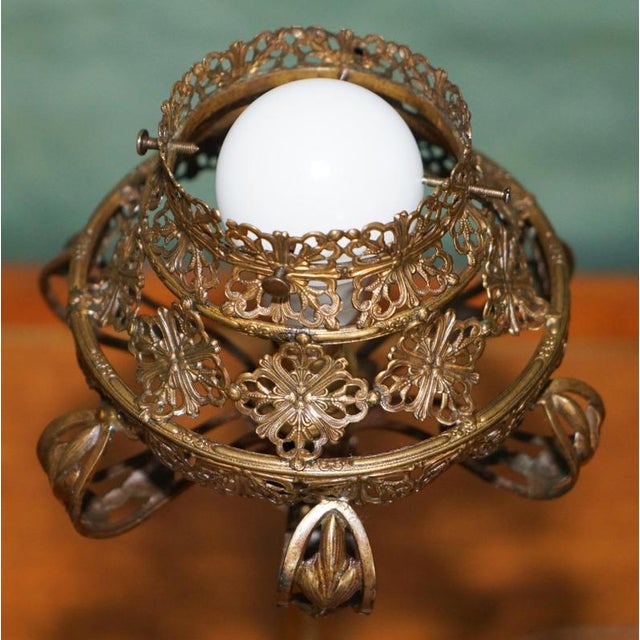 19th Century Antique Victorian Oil Lamp in Gilt Brass, 1880 For Sale - Image 5 of 10