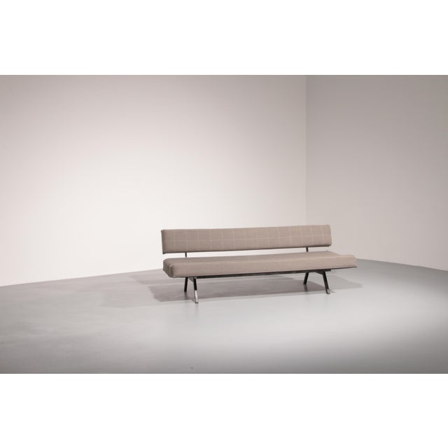 This elegant sofa bed designed by Rito Valla for IPE Bologna in the 1960s is a beautiful example of Italian mid-century...