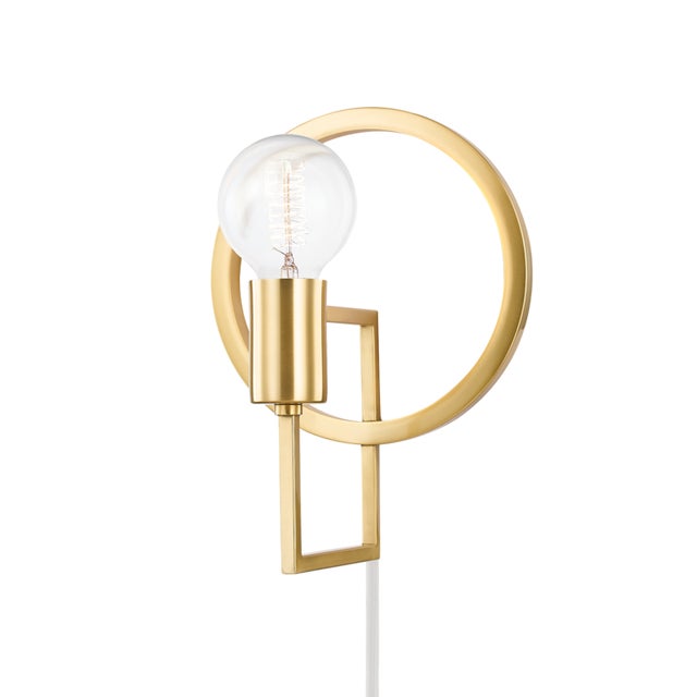 Tory uses negative space to make a positive impact. A circular backplate, square arm and cylindrical socket combine to...