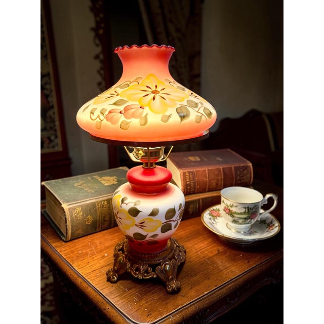 In excellent condition. The light work. The light bulb is not included.