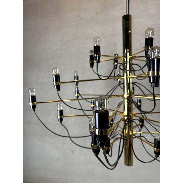 Gold Gold 2097/30 Chandelier by Gino Sarfatti for Flos For Sale - Image 8 of 13