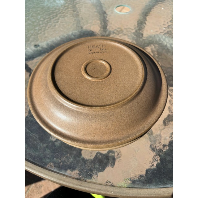 American Set of 5 Heath Pottery Dinner Plates, Circa 1992 For Sale - Image 3 of 6