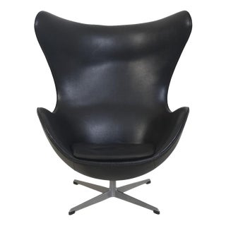 Vintage Egg Chair in Black Leather by Arne Jacobsen, 1963 For Sale