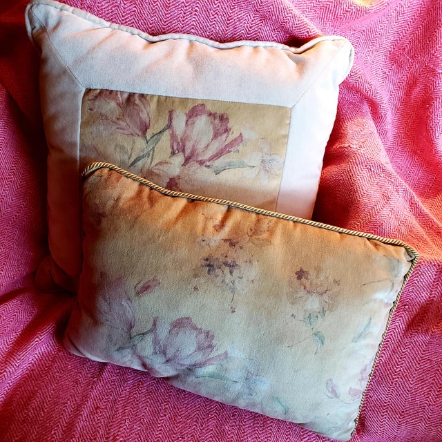 Mid-Century Modern 1980s Beige Velvet Tulip Design Pillows - Set of 3 For Sale - Image 3 of 5