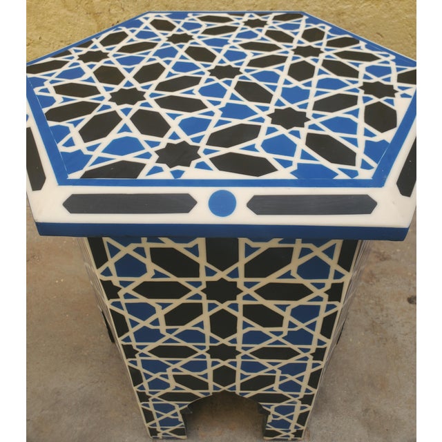 Contemporary Traditional Moroccan Resin and Walnut Wood Side Table / Blue, Black and White Zellige Pattern For Sale - Image 4 of 6
