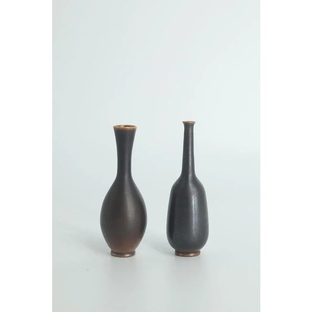 Small Mid-Century Scandinavian Modern Collectible Wenge Stoneware Vases by John Andersson for Höganäs Ceramics, 1950s, Set of 2 For Sale - Image 6 of 6
