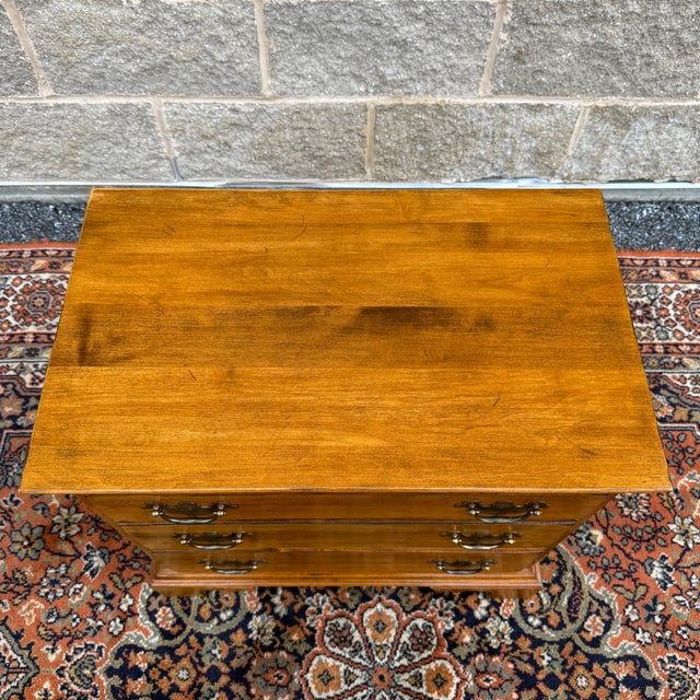 1980s 1980s Ethan Allen Circa 1776 Collection Traditional Solid Maple 3 Drawer Nightstand or Chairside Chest (18-9012) For Sale - Image 5 of 13