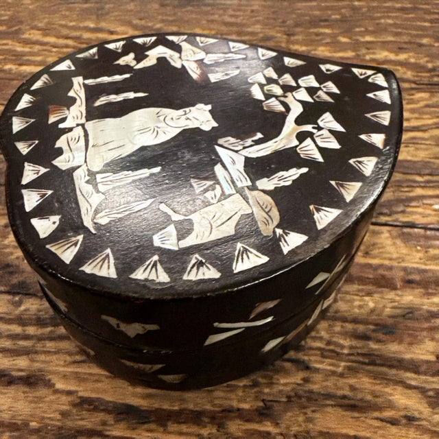 Chinoiserie Abalone Lacquer Box With Inlaid Mother of Pearl For Sale - Image 4 of 10