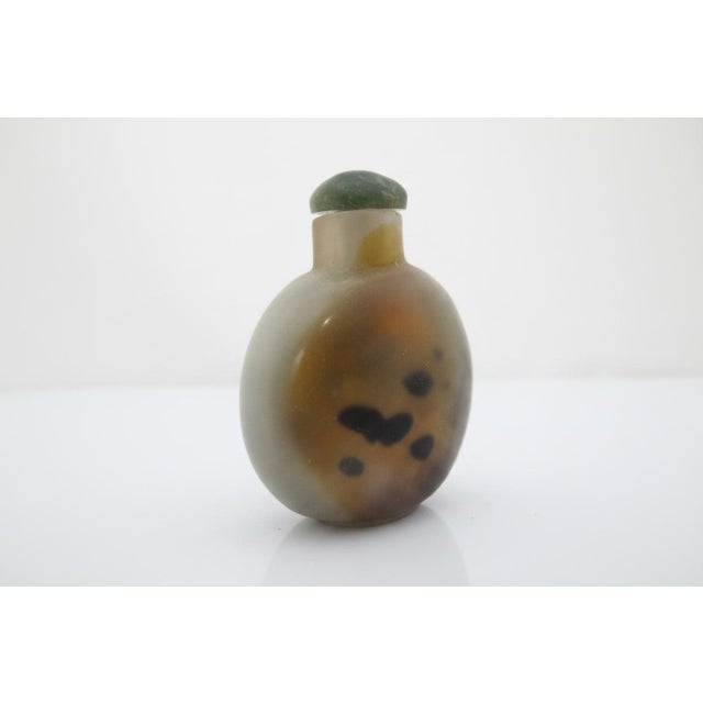 Chinese Chinese Natural Silhouette Shadow Agate Snuff Bottle With Green Stopper For Sale - Image 3 of 10