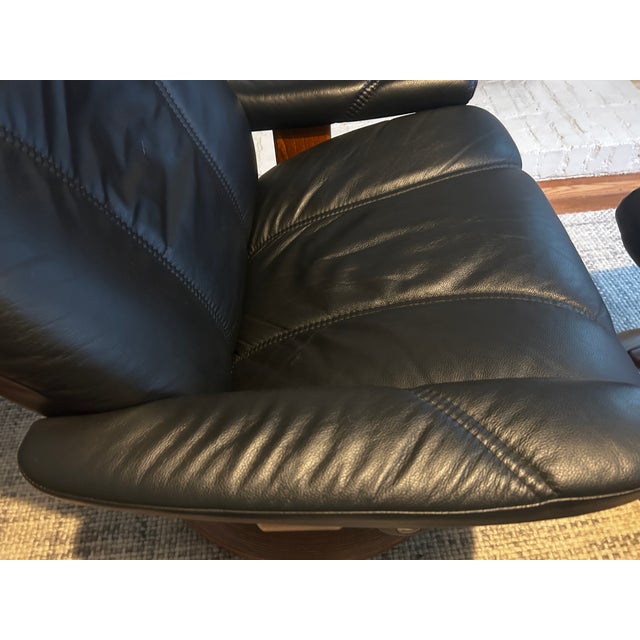 Mid-Century Modern Ekornes Stressless Black Leather Recliner and Ottoman With Wood Base For Sale - Image 3 of 13