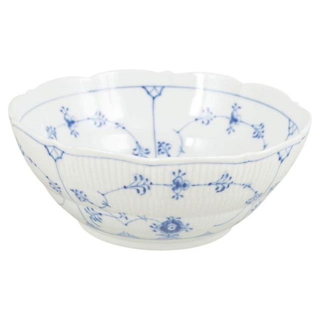 1960s Porcelain Bowl in Blue Fluted Plain Pattern from Royal Copenhagen, 1963 For Sale - Image 5 of 5