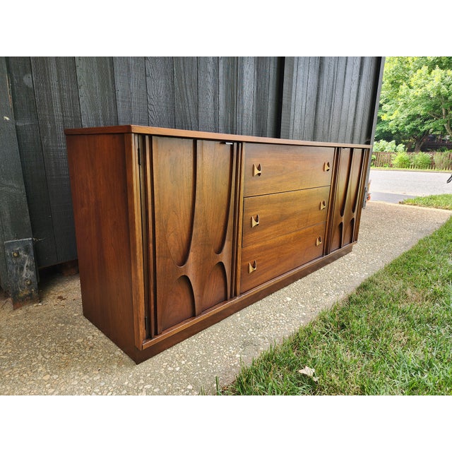 Broyhill Brasilia Mid Century Modern Walnut Triple Dresser Credenza | Sculptural Doors | Vintage 1960s For Sale In Baltimore - Image 6 of 16