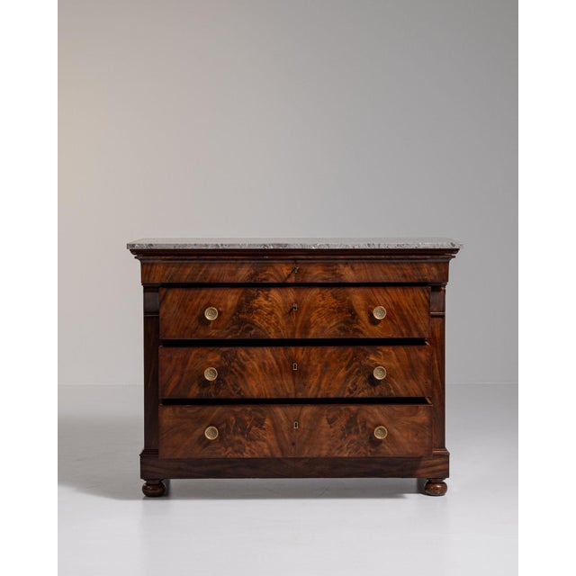 Wood 19th Century France Rich Mahogany Flame Mahogany Chest Of Drawers For Sale - Image 7 of 10