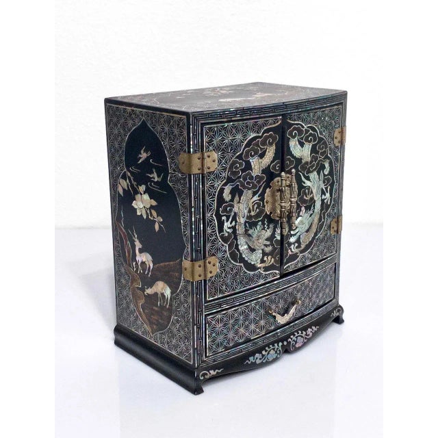 Mid 20th Century Antique Chinese Black Lacquer Double Dragon & Deers Jewellery Box Inlaid With Mother of Pearl For Sale - Image 5 of 9