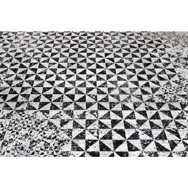 Contemporary Gray Modern Wool and Silk Rug With Abstract Design For Sale - Image 3 of 11