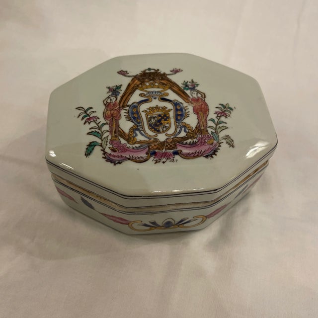 A Fine Chinese armorial Porcelain Lidded box of octagonal form. The base with a border of blue and white, pink and gold...