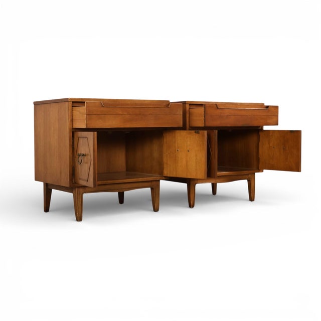 Wood Thomasville Omega Vintage Mid Century Modern Pair of Nightstands C. 1960s, Attributed For Sale - Image 7 of 10