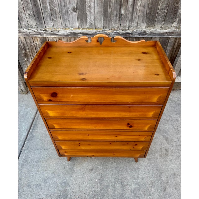1950s Vintage Mid Century Franklin Shockey Pine Chest of Drawers For Sale - Image 5 of 7