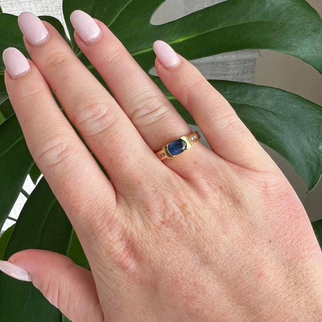 Contemporary Vintage Solitaire Gold Sapphire and Diamonds Circa 1970, Size 6.5 For Sale - Image 3 of 7